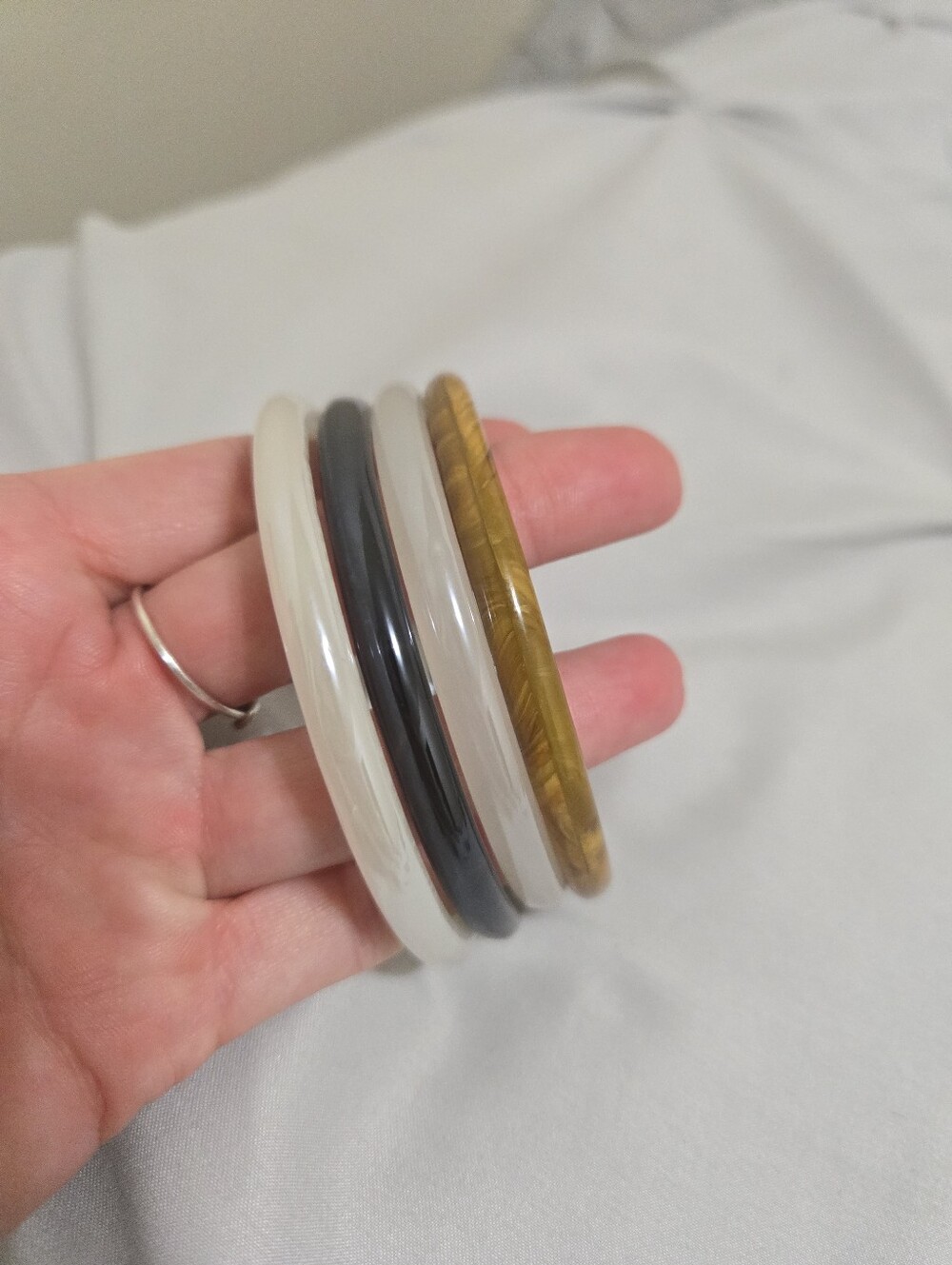 Set of 4 Glass Bangle Bracelets - Picture 8 of 12
